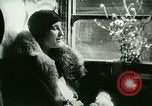 Standbild ankommenden Touristen in Paris Paris Frankreich, 1927, aus Sekunde 56 historischem Filmmaterial Videoclip 65675065229