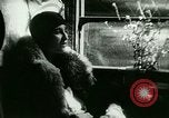 Standbild ankommenden Touristen in Paris Paris Frankreich, 1927, aus Sekunde 57 historischem Filmmaterial Videoclip 65675065229