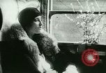 Standbild ankommenden Touristen in Paris Paris Frankreich, 1927, aus Sekunde 58 historischem Filmmaterial Videoclip 65675065229