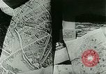 Immagine di Outdoor display di dipinti e libri Parigi Francia, 1928, secondo 8 filmato di repertorio 65675065234