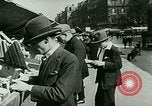 Immagine di Outdoor display di dipinti e libri Parigi Francia, 1928, secondo 13 filmato di repertorio 65675065234