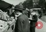 Immagine di Outdoor display di dipinti e libri Parigi Francia, 1928, secondo 14 filmato di repertorio 65675065234