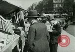 Immagine di Outdoor display di dipinti e libri Parigi Francia, 1928, secondo 15 filmato di repertorio 65675065234