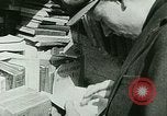 Immagine di Outdoor display di dipinti e libri Parigi Francia, 1928, secondo 17 filmato di repertorio 65675065234