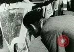 Immagine di Outdoor display di dipinti e libri Parigi Francia, 1928, secondo 19 filmato di repertorio 65675065234