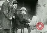 Immagine di Outdoor display di dipinti e libri Parigi Francia, 1928, secondo 20 filmato di repertorio 65675065234
