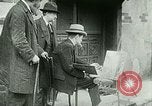 Immagine di Outdoor display di dipinti e libri Parigi Francia, 1928, secondo 21 filmato di repertorio 65675065234