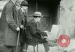 Immagine di Outdoor display di dipinti e libri Parigi Francia, 1928, secondo 22 filmato di repertorio 65675065234