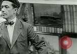 Immagine di Outdoor display di dipinti e libri Parigi Francia, 1928, secondo 25 filmato di repertorio 65675065234