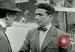 Immagine di Outdoor display di dipinti e libri Parigi Francia, 1928, secondo 26 filmato di repertorio 65675065234