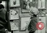 Immagine di Outdoor display di dipinti e libri Parigi Francia, 1928, secondo 28 filmato di repertorio 65675065234
