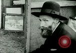 Immagine di Outdoor display di dipinti e libri Parigi Francia, 1928, secondo 30 filmato di repertorio 65675065234