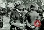 Immagine di Outdoor display di dipinti e libri Parigi Francia, 1928, secondo 31 filmato di repertorio 65675065234