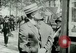 Immagine di Outdoor display di dipinti e libri Parigi Francia, 1928, secondo 32 filmato di repertorio 65675065234