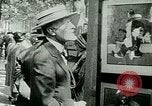 Immagine di Outdoor display di dipinti e libri Parigi Francia, 1928, secondo 33 filmato di repertorio 65675065234