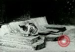 Immagine di Outdoor display di dipinti e libri Parigi Francia, 1928, secondo 38 filmato di repertorio 65675065234