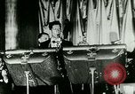 Standbild New York City Night Clubs mit Rudy Vallee New York City USA, 1928, aus Sekunde 15 historischem Filmmaterial Videoclip 65675065253