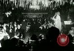 Standbild New York City Night Clubs mit Rudy Vallee New York City USA, 1928, aus Sekunde 29 historischem Filmmaterial Videoclip 65675065253