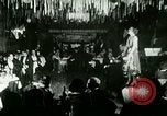 Standbild New York City Night Clubs mit Rudy Vallee New York City USA, 1928, aus Sekunde 32 historischem Filmmaterial Videoclip 65675065253