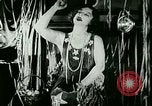 Standbild New York City Night Clubs mit Rudy Vallee New York City USA, 1928, aus Sekunde 33 historischem Filmmaterial Videoclip 65675065253