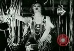Standbild New York City Night Clubs mit Rudy Vallee New York City USA, 1928, aus Sekunde 34 historischem Filmmaterial Videoclip 65675065253