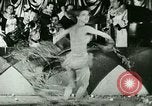 Standbild New York City Night Clubs mit Rudy Vallee New York City USA, 1928, aus Sekunde 49 historischem Filmmaterial Videoclip 65675065253