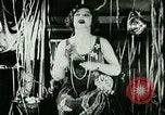 Standbild New York City Night Clubs mit Rudy Vallee New York City USA, 1928, aus Sekunde 53 historischem Filmmaterial Videoclip 65675065253