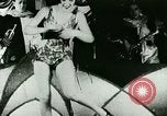 Standbild New York City Night Clubs mit Rudy Vallee New York City USA, 1928, aus Sekunde 59 historischem Filmmaterial Videoclip 65675065253
