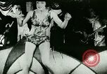 Standbild New York City Night Clubs mit Rudy Vallee New York City USA, 1928, aus Sekunde 60 historischem Filmmaterial Videoclip 65675065253