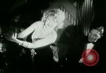 Standbild New York City Night Clubs mit Rudy Vallee New York City USA, 1928, aus Sekunde 61 historischem Filmmaterial Videoclip 65675065253