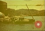 Immagine di Danneggiato le barche e gli edifici sulla costa nella seconda guerra mondiale Il Nord Africa, 1942, secondo 1 filmato di repertorio 65675065261
