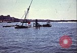 Immagine di Danneggiato le barche e gli edifici sulla costa nella seconda guerra mondiale Il Nord Africa, 1942, secondo 13 filmato di repertorio 65675065261