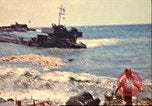Immagine di Danneggiato le barche e gli edifici sulla costa nella seconda guerra mondiale Il Nord Africa, 1942, secondo 22 filmato di repertorio 65675065261