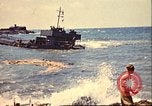 Immagine di Danneggiato le barche e gli edifici sulla costa nella seconda guerra mondiale Il Nord Africa, 1942, secondo 24 filmato di repertorio 65675065261