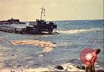 Immagine di Danneggiato le barche e gli edifici sulla costa nella seconda guerra mondiale Il Nord Africa, 1942, secondo 27 filmato di repertorio 65675065261