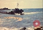 Immagine di Danneggiato le barche e gli edifici sulla costa nella seconda guerra mondiale Il Nord Africa, 1942, secondo 28 filmato di repertorio 65675065261