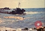 Immagine di Danneggiato le barche e gli edifici sulla costa nella seconda guerra mondiale Il Nord Africa, 1942, secondo 29 filmato di repertorio 65675065261