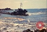 Immagine di Danneggiato le barche e gli edifici sulla costa nella seconda guerra mondiale Il Nord Africa, 1942, secondo 31 filmato di repertorio 65675065261