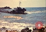 Immagine di Danneggiato le barche e gli edifici sulla costa nella seconda guerra mondiale Il Nord Africa, 1942, secondo 33 filmato di repertorio 65675065261