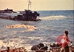 Immagine di Danneggiato le barche e gli edifici sulla costa nella seconda guerra mondiale Il Nord Africa, 1942, secondo 35 filmato di repertorio 65675065261