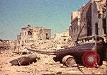 Immagine di Danneggiato le barche e gli edifici sulla costa nella seconda guerra mondiale Il Nord Africa, 1942, secondo 37 filmato di repertorio 65675065261