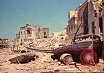 Immagine di Danneggiato le barche e gli edifici sulla costa nella seconda guerra mondiale Il Nord Africa, 1942, secondo 38 filmato di repertorio 65675065261