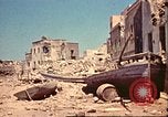 Immagine di Danneggiato le barche e gli edifici sulla costa nella seconda guerra mondiale Il Nord Africa, 1942, secondo 39 filmato di repertorio 65675065261