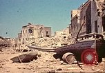 Immagine di Danneggiato le barche e gli edifici sulla costa nella seconda guerra mondiale Il Nord Africa, 1942, secondo 40 filmato di repertorio 65675065261