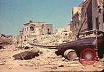 Immagine di Danneggiato le barche e gli edifici sulla costa nella seconda guerra mondiale Il Nord Africa, 1942, secondo 41 filmato di repertorio 65675065261