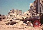 Immagine di Danneggiato le barche e gli edifici sulla costa nella seconda guerra mondiale Il Nord Africa, 1942, secondo 42 filmato di repertorio 65675065261