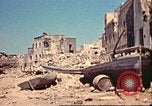 Immagine di Danneggiato le barche e gli edifici sulla costa nella seconda guerra mondiale Il Nord Africa, 1942, secondo 43 filmato di repertorio 65675065261