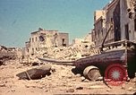 Immagine di Danneggiato le barche e gli edifici sulla costa nella seconda guerra mondiale Il Nord Africa, 1942, secondo 44 filmato di repertorio 65675065261