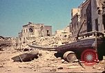 Immagine di Danneggiato le barche e gli edifici sulla costa nella seconda guerra mondiale Il Nord Africa, 1942, secondo 45 filmato di repertorio 65675065261