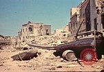 Immagine di Danneggiato le barche e gli edifici sulla costa nella seconda guerra mondiale Il Nord Africa, 1942, secondo 46 filmato di repertorio 65675065261